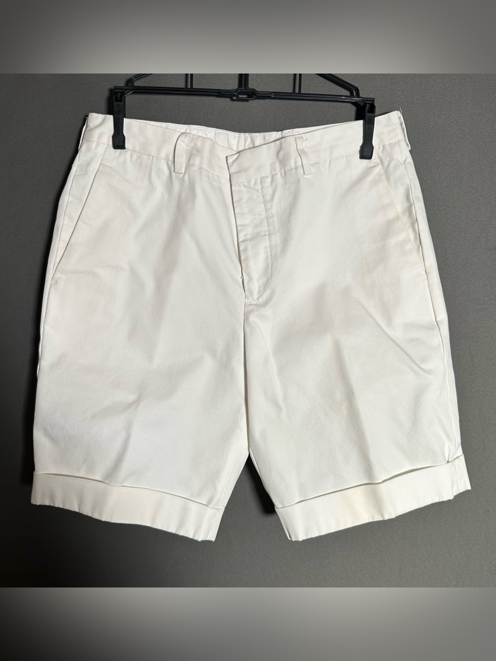 Balenciaga Men’s White Flat Front Cuffed Shorts - Picture 4 of 14
